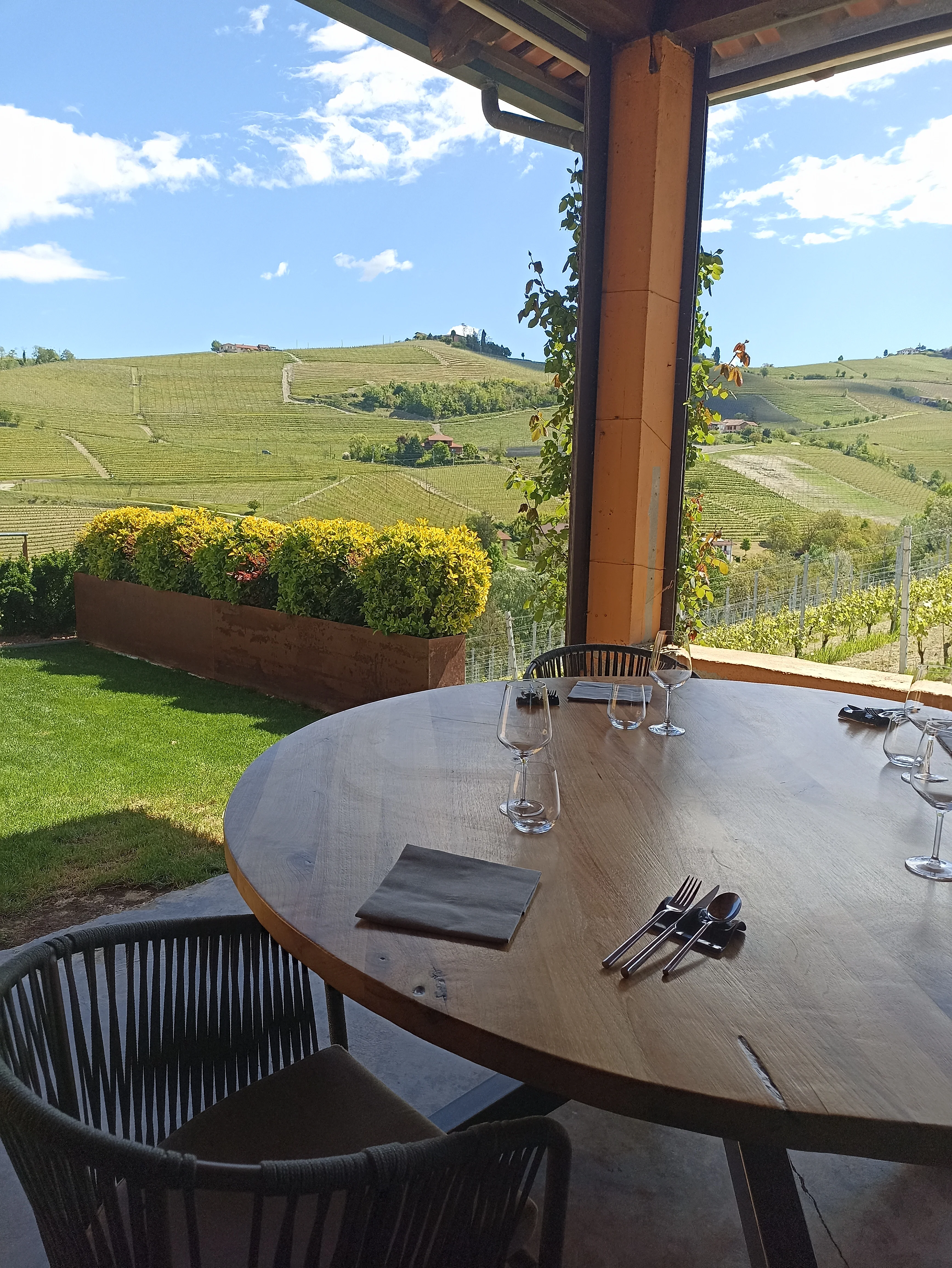 Table dressée avec vue sur les vignobles italiens